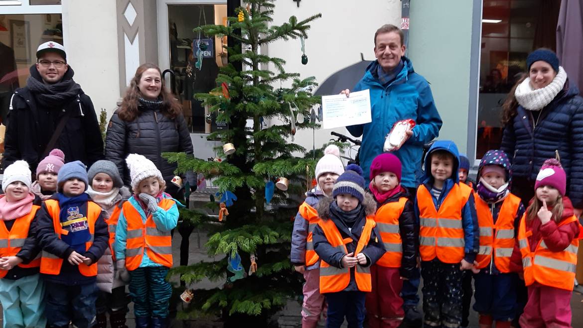 Weihnachtsbaum der Kita St. Suitbertus erhält die meisten Stimmen beim Ratinger Adventsleuchten