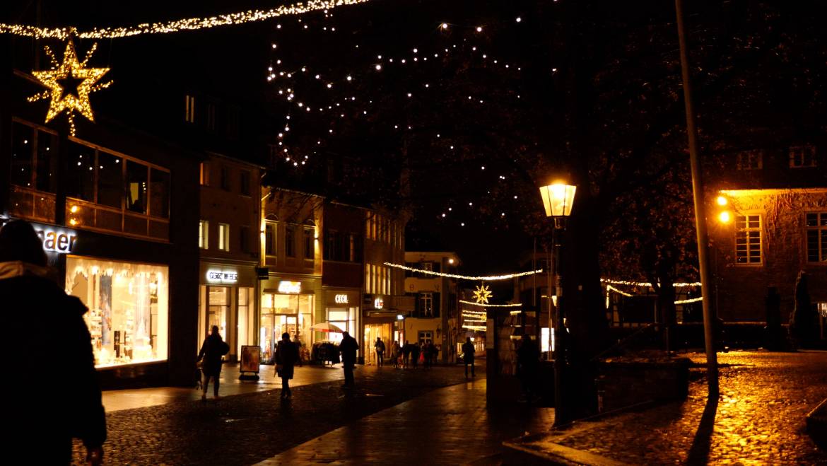 Ratinger Einzelhandel stimmt mit Online-Konzert auf Adventseinkäufe im weihnachtlichen Lichterglanz ein
